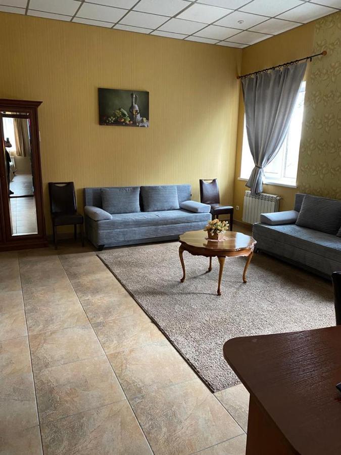 Hotel Gostynnyi Dvir Bucha Buitenkant foto