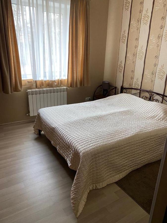 Hotel Gostynnyi Dvir Bucha Buitenkant foto