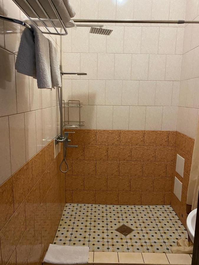 Hotel Gostynnyi Dvir Bucha Buitenkant foto