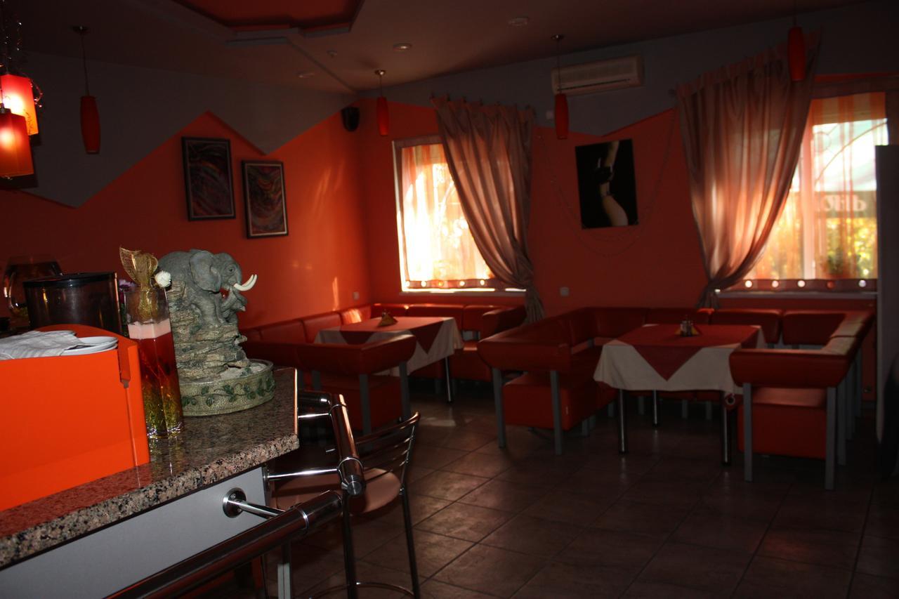 Hotel Gostynnyi Dvir Bucha Buitenkant foto