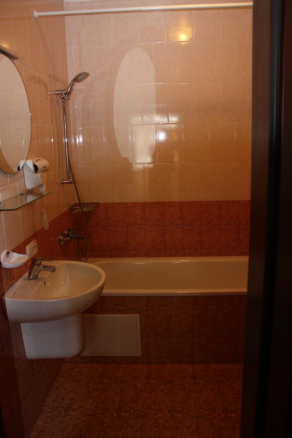 Hotel Gostynnyi Dvir Bucha Kamer foto
