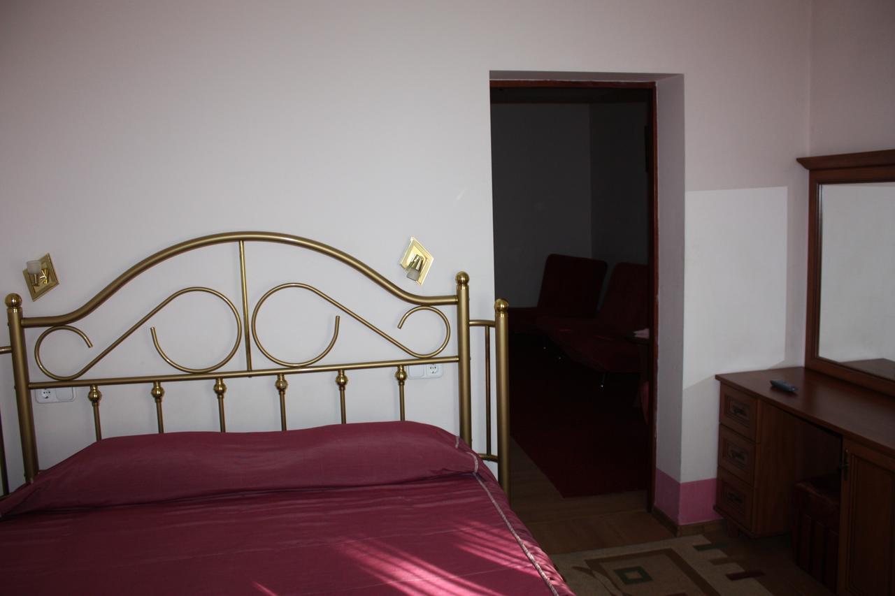 Hotel Gostynnyi Dvir Bucha Kamer foto