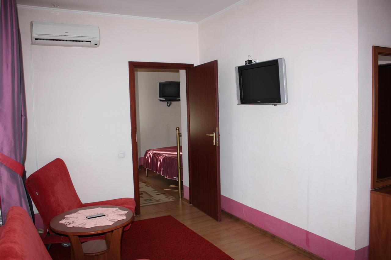 Hotel Gostynnyi Dvir Bucha Kamer foto