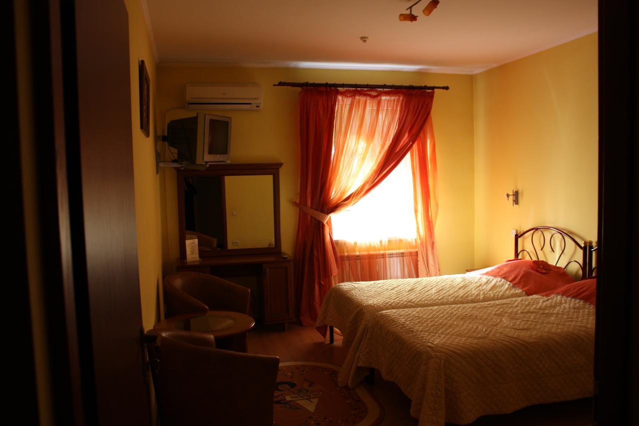 Hotel Gostynnyi Dvir Bucha Kamer foto
