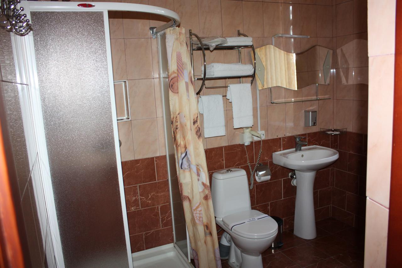 Hotel Gostynnyi Dvir Bucha Kamer foto