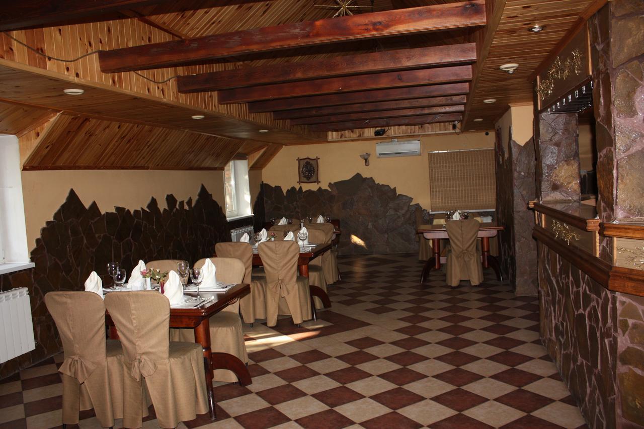 Hotel Gostynnyi Dvir Bucha Buitenkant foto