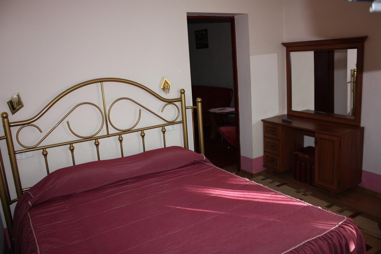 Hotel Gostynnyi Dvir Bucha Buitenkant foto